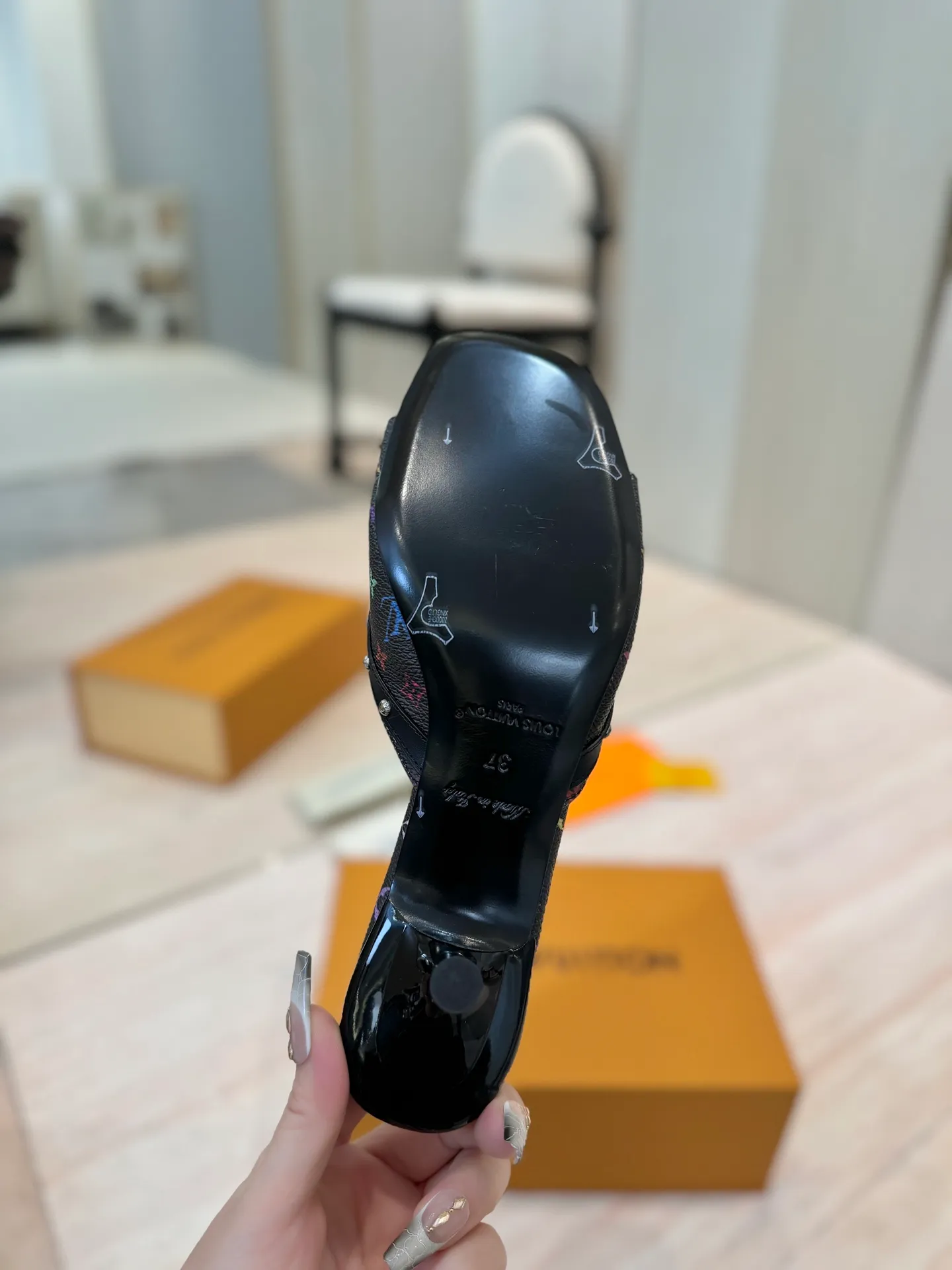 👟👟Ex-factory price 600👟👟 (top version) louis vuitton LV Louis Vuitton 25/Spring and Summer The latest Mary Jane shoes are simple and exquisite, full of high-end, showing elegance~ They look great on the feet and are full of summer shoes💯Awesome ✅Upper: 3D printed cowhide ✅Inner lining: Sheepskin lining, ✅Outsole: Genuine leather outsole imported from Italy ✅Size: 35-41 (40 to 41 customized, non-returnable) ✅Packaging: full set of packaging